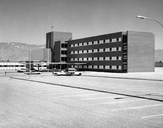 Edificio histórico de hospital y estacionamiento