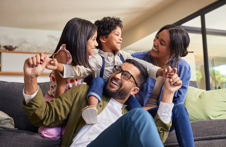 Familia disfrutando tiempo juntos en casa