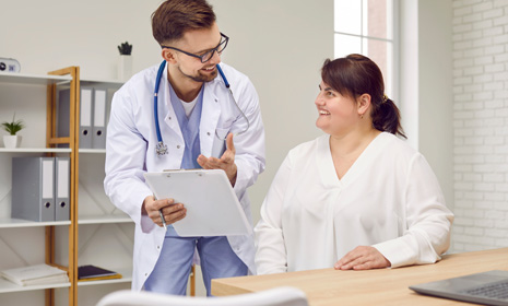 Profesional de salud conversando con paciente